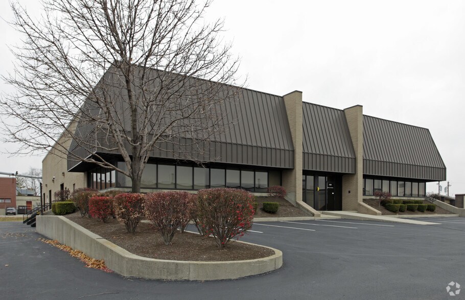 More Photos Of 5853-5871 Creek Rd, Blue Ash Warehouse For Lease