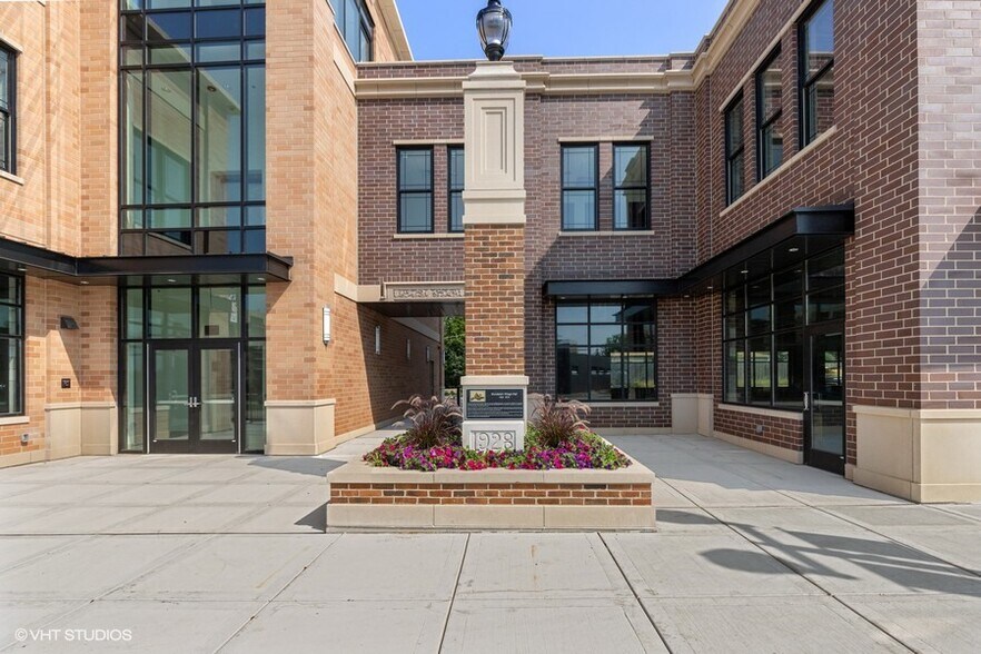 More Photos Of 440 E Hawley St, Mundelein Storefront Retail Office For Lease