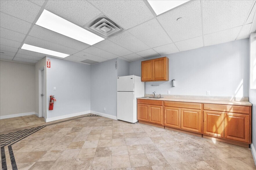 More Photos Of 31 Warren Pl, Mount Vernon Warehouse For Lease