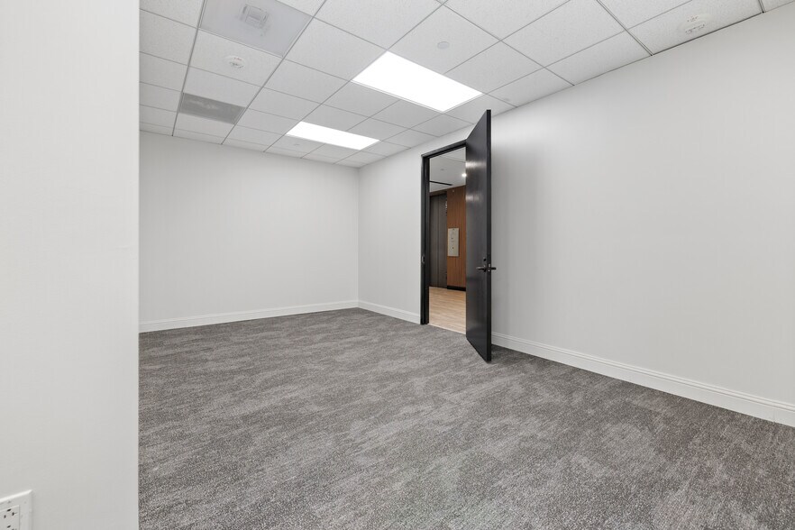 More Photos Of 17 S Briar Hollow Ln, Houston Office Residential For Lease