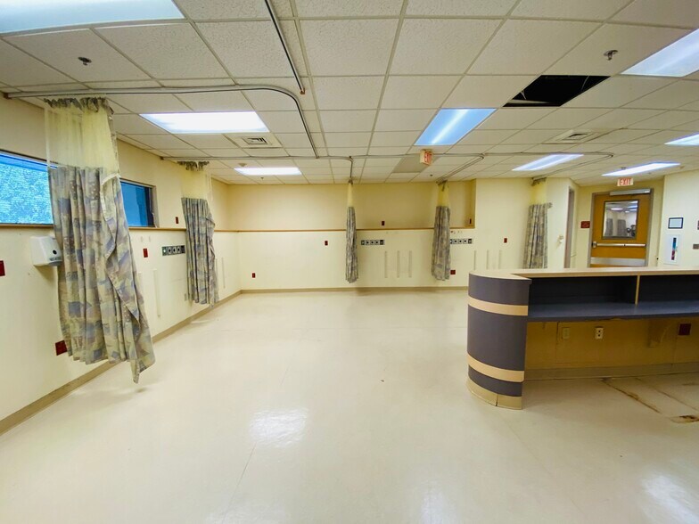 More Photos Of 404 Hall of Fame Dr, Lake City Medical For Lease