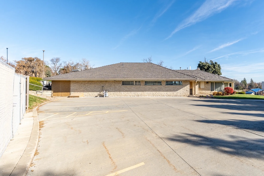 More Photos Of 8900 W Dodge Rd, Omaha Medical For Lease
