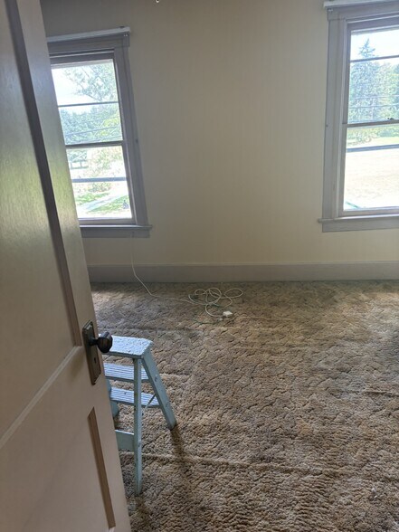 More Photos Of 235 E Western Reserve Rd, Poland Veterinarian Kennel For Sale