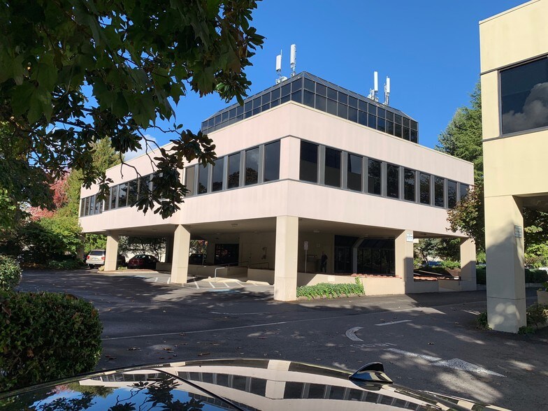 More Photos Of 1700 Valley River Dr, Eugene Office For Lease