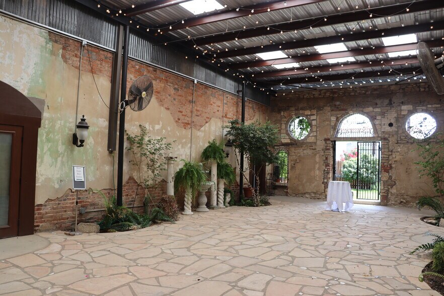 More Photos Of , Comanche General Retail For Sale