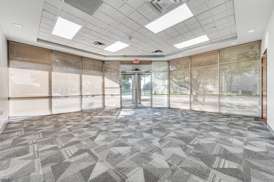 More Photos Of 10105 W Technology Blvd, Dallas Unknown For Lease