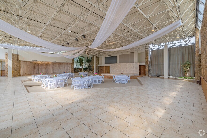 More Photos Of 6009 NW Expressway St, Oklahoma City Specialty For Sale