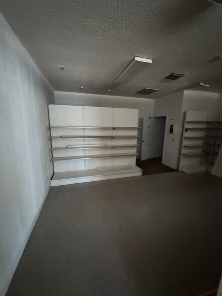 More Photos Of 3450 17th St, Sarasota General Retail For Sale