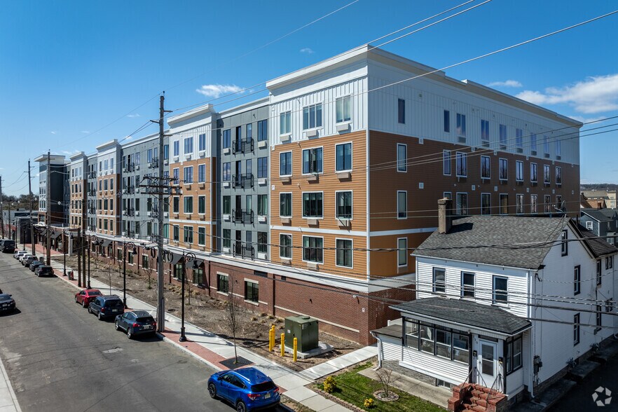 More Photos Of 321 E 3rd St, Plainfield Apartments For Lease