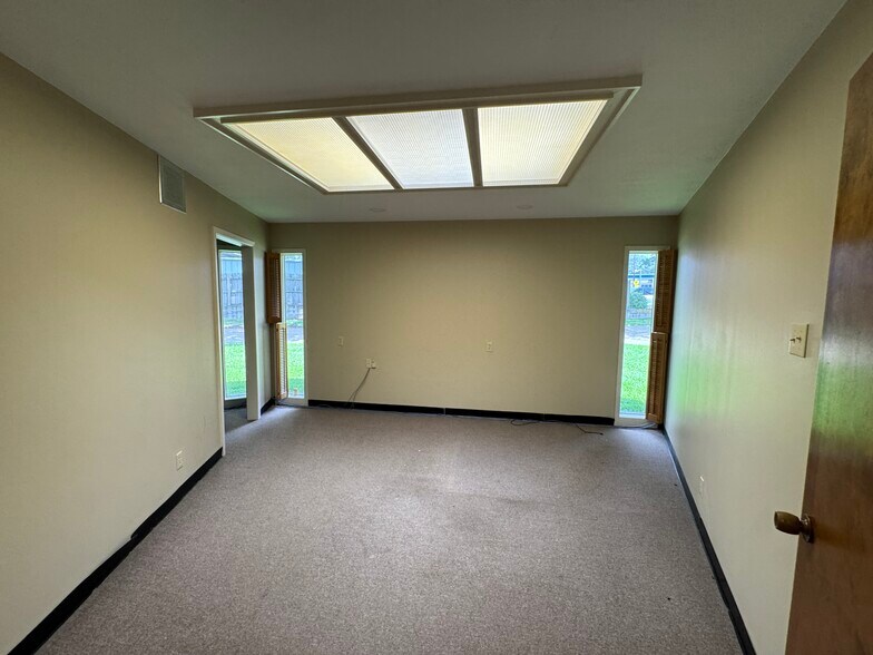 More Photos Of 1208 S Chestnut St, Lufkin Showroom For Sale