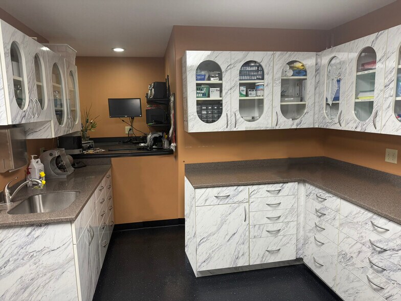More Photos Of 1637 Portage Ave, South Bend Medical For Sale