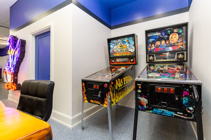 More Photos Of 2580 Dixie Hwy, Waterford Freestanding For Sale