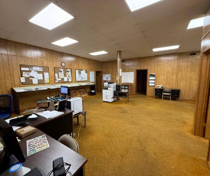 More Photos Of 137 San Augustine St, Center Industrial For Sale