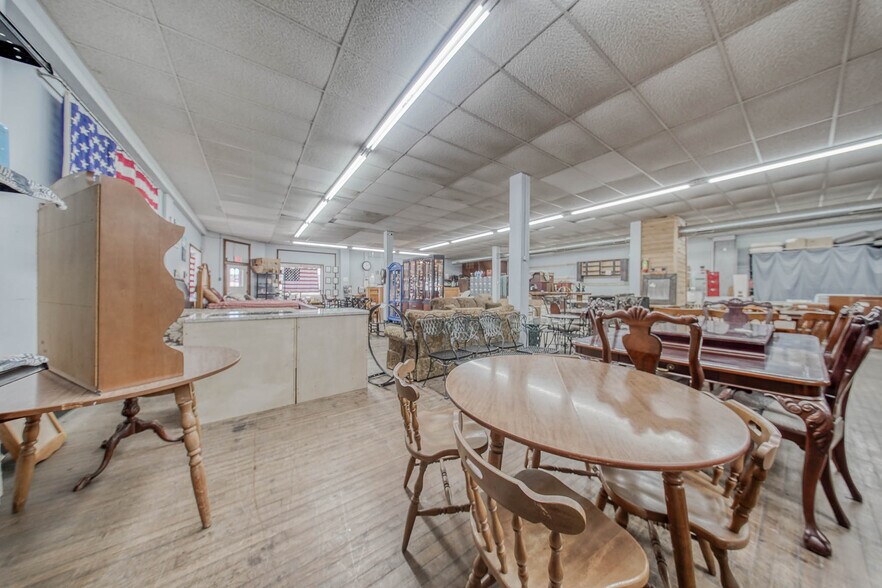 More Photos Of 105 E Walnut St, Houston Freestanding For Sale