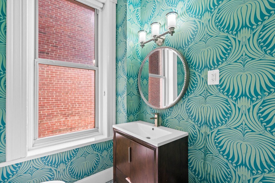 More Photos Of 2008 Hillyer Pl NW, Washington Office Residential For Sale