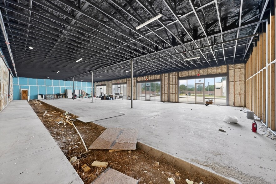 More Photos Of 325 N Saginaw Blvd, Saginaw Storefront Retail Office For Lease
