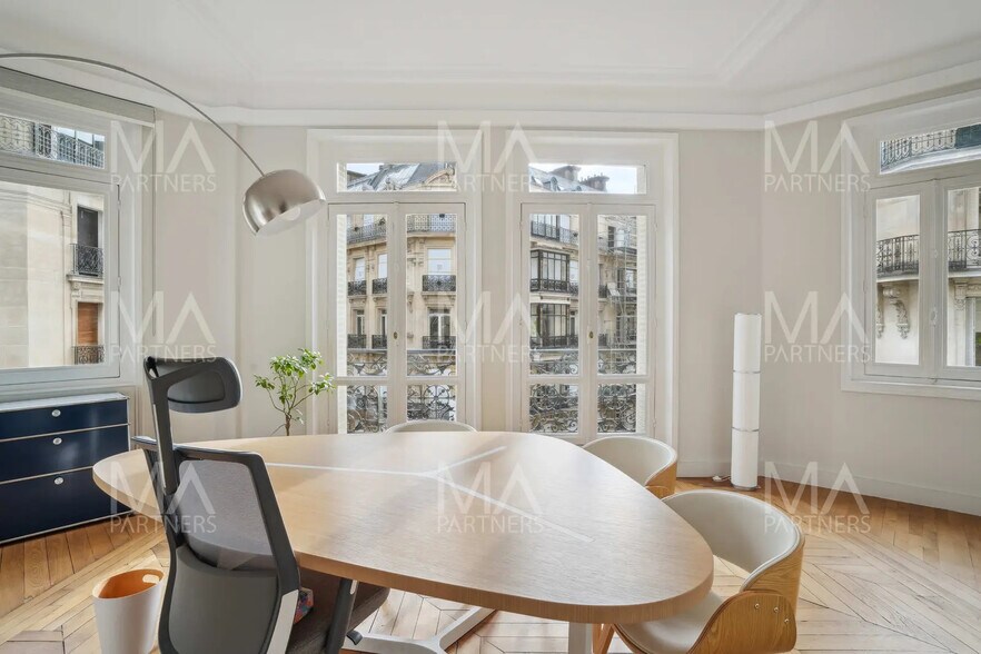 More Photos Of 14 Rue Clément Marot, Paris Office For Sale
