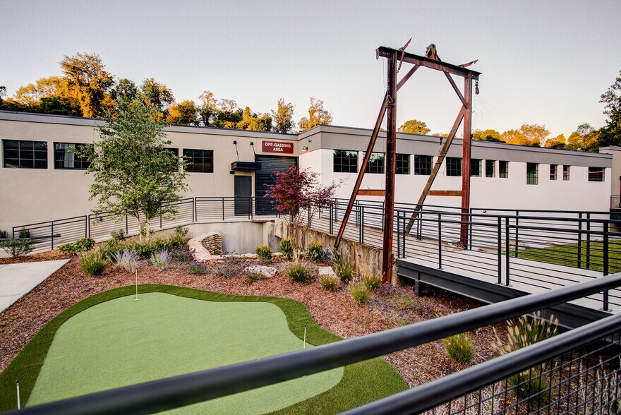 More Photos Of 11 Sullivan Way, Asheville Warehouse For Lease