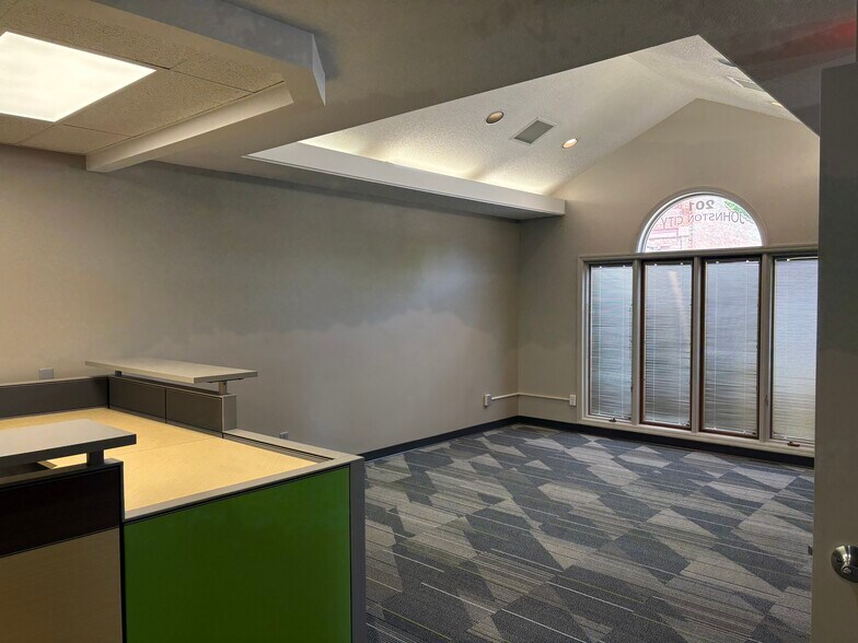 More Photos Of 201 W Broadway Blvd, Johnston City Office For Sale