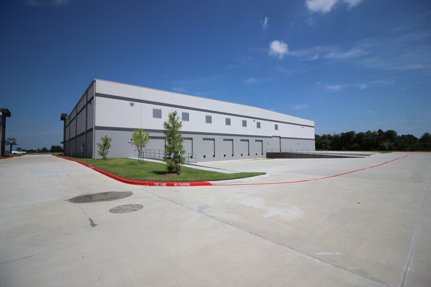 More Photos Of 7232 E Freeway, Baytown, TX 77521, USA Fwy, Baytown Distribution For Sale