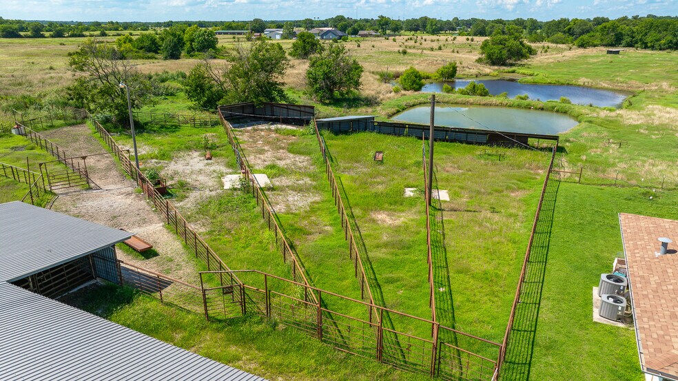 More Photos Of 1853 S Broadway St, Coalgate Flex For Sale