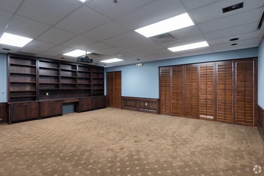 More Photos Of 1626 S Cherry St, Tomball Warehouse For Lease