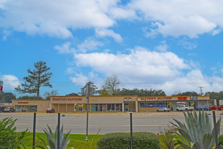 More Photos Of 915-929 Main St, Liberty Storefront Retail Office For Lease