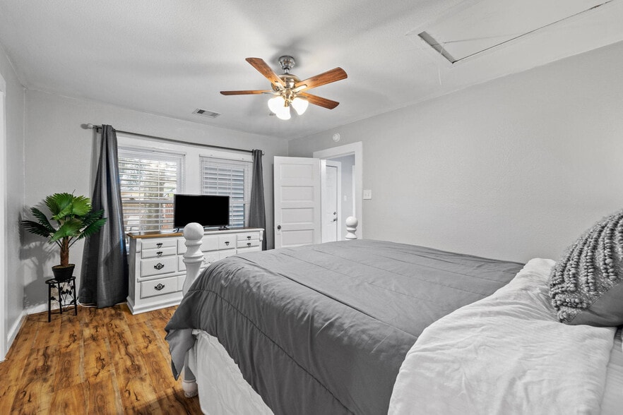 More Photos Of 404 W 3rd St, League City Manufactured Housing Mobile Home Park For Sale