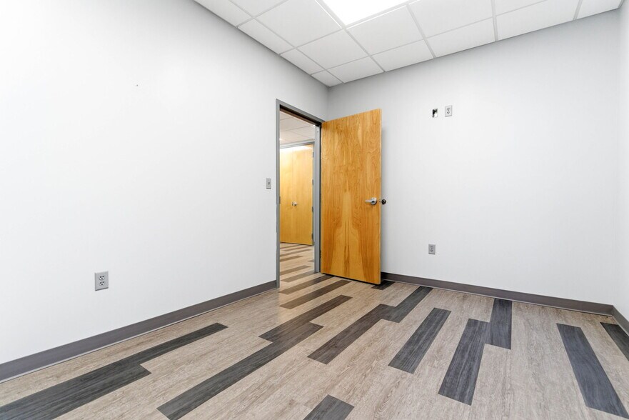 More Photos Of 13720 Aiken Rd, Louisville Warehouse For Sale