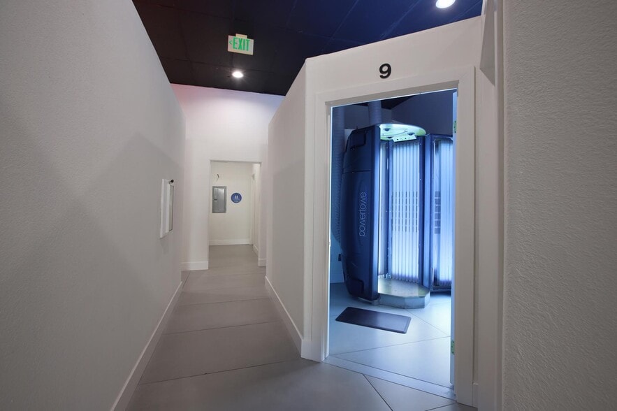 More Photos Of 2240 Honolulu Ave, Montrose Storefront For Sale