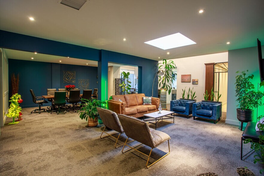 More Photos Of 1455 Ellis St, Kelowna Office Residential For Lease