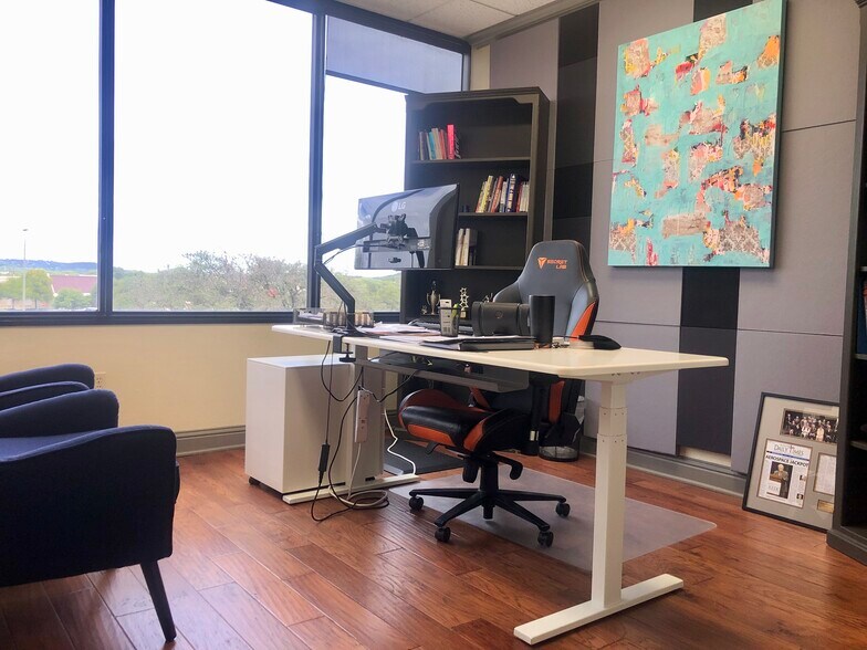 More Photos Of 222 Sidney Baker St S, Kerrville Office For Sale