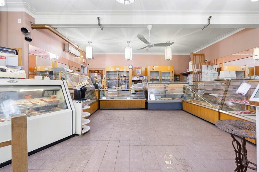 More Photos Of 471 Rue Saint-Jean, Québec Storefront Retail Residential For Sale