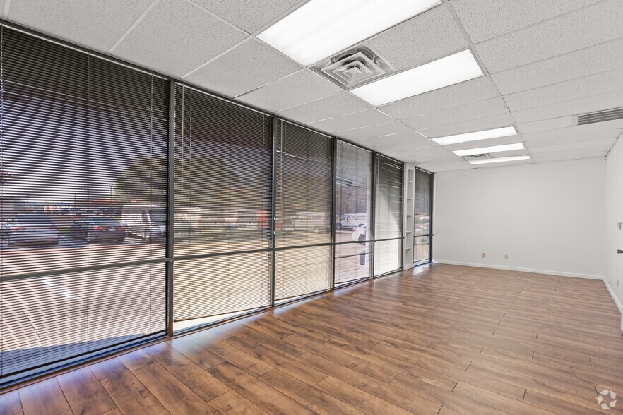More Photos Of 1213 W Carrier Pky, Grand Prairie Unknown For Lease
