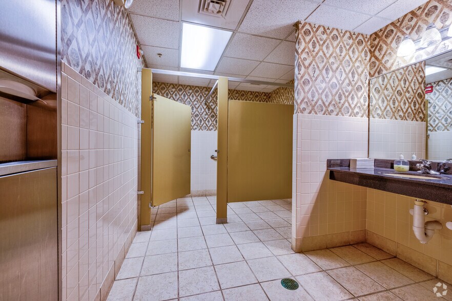 More Photos Of 582 Lynnhaven Pky, Virginia Beach Unknown For Lease