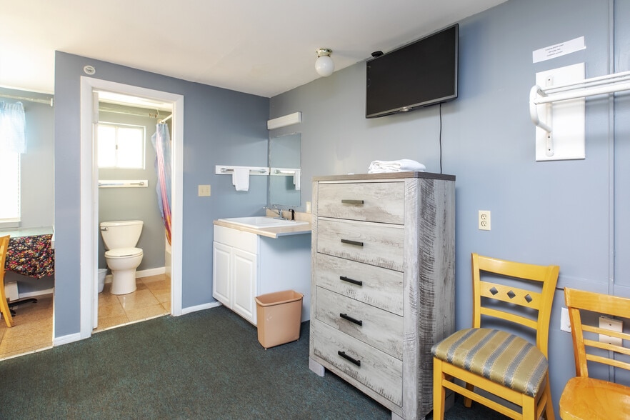 More Photos Of 198 Ashworth Ave, Hampton Hotel For Sale