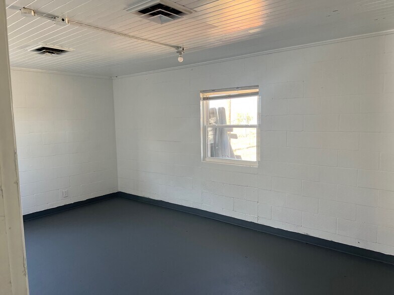 More Photos Of 1625 N US Highway 29, Salisbury Flex For Sale