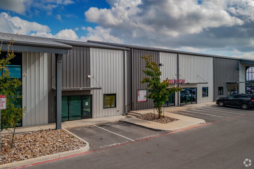 More Photos Of 15814 University Oak, San Antonio Showroom For Lease