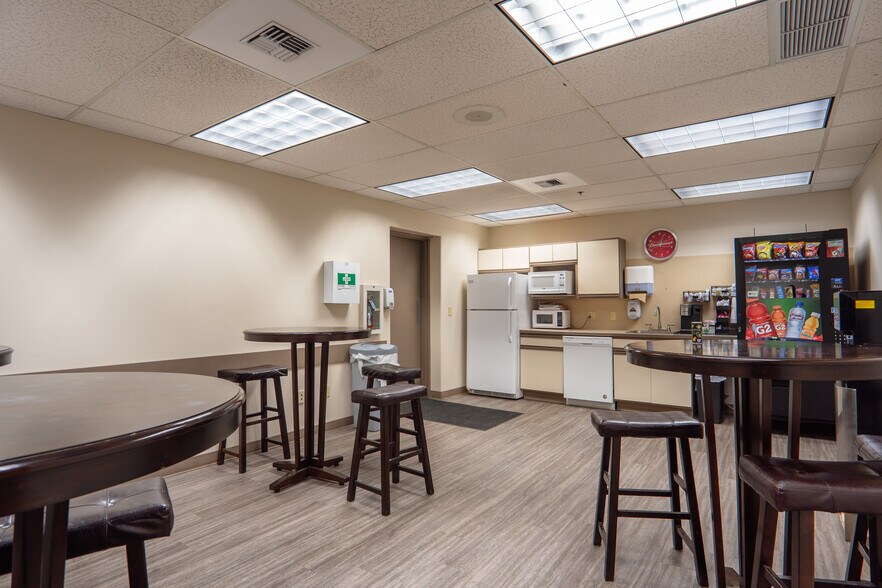 More Photos Of 94 W Valley Mall Blvd, Union Gap Distribution For Lease