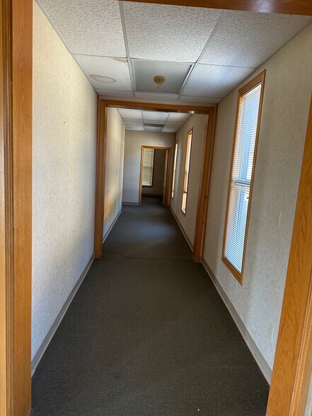 More Photos Of 1105 State St, Mound City Office For Sale