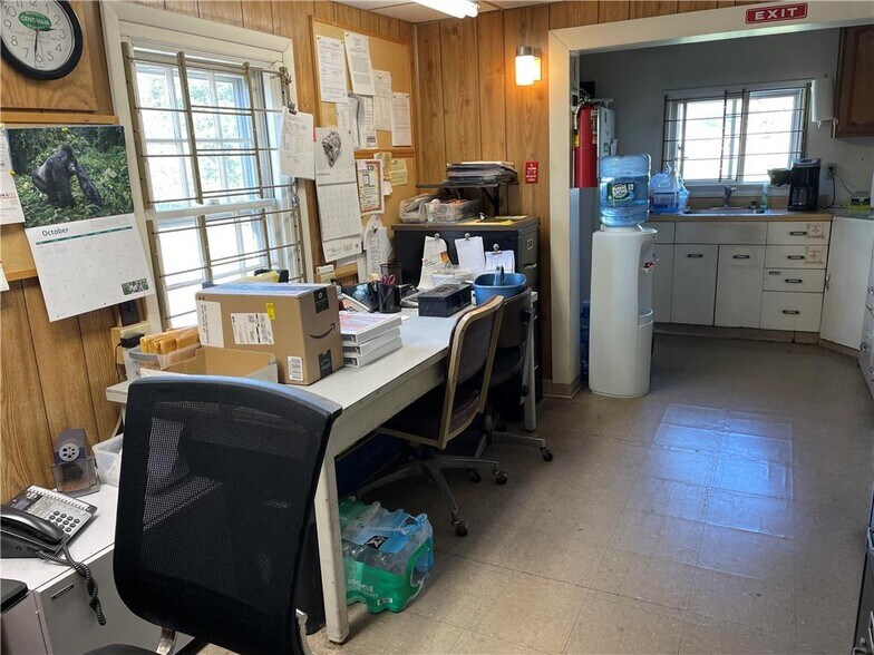 More Photos Of 190 Industrial Dr N, Easton Warehouse For Lease