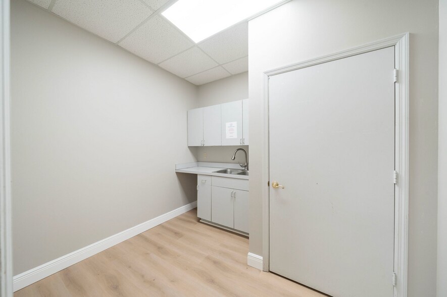 More Photos Of 501 Central Park Dr, Sanford Warehouse For Lease