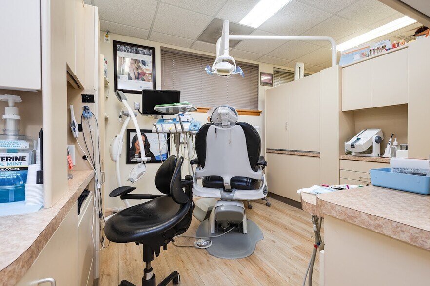 More Photos Of 4400 MacArthur Blvd NW, Washington Office For Sale