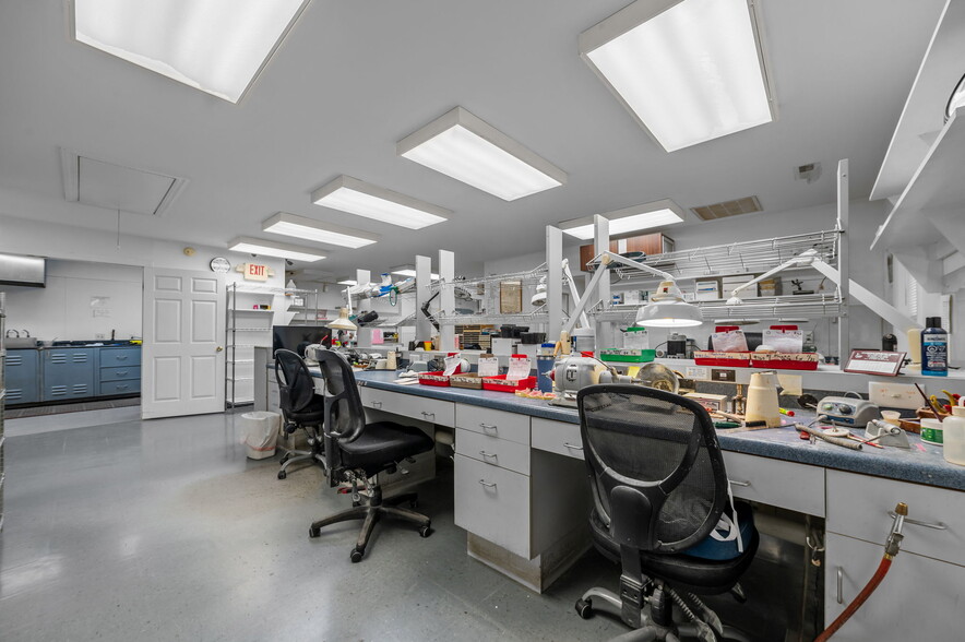 More Photos Of 125 Oakmont Dr, Greenville Office For Sale