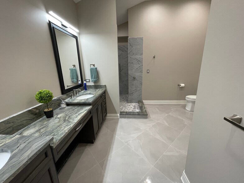 More Photos Of 2220 Ferry Rd, Naperville Showroom For Sale