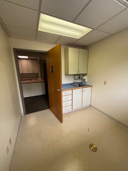 More Photos Of 600 Memorial Dr, Bella Vista Office For Lease