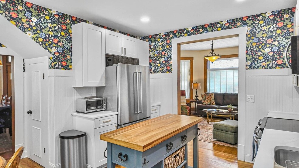 More Photos Of 323 Ballengee St, Hinton Office For Sale