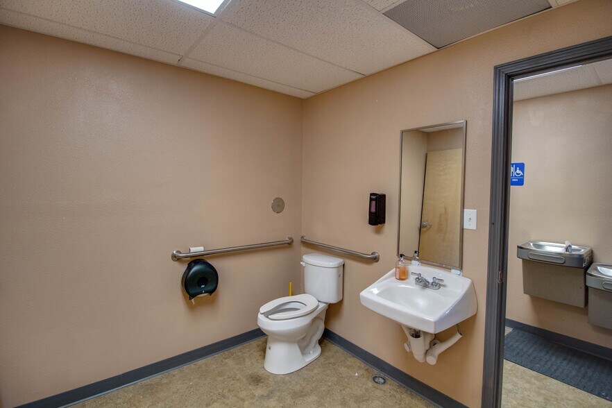 More Photos Of 609 S State St, Jerseyville General Retail For Sale