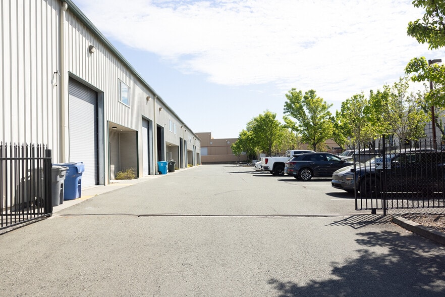 More Photos Of 3466 Brickway Blvd, Santa Rosa Warehouse For Lease