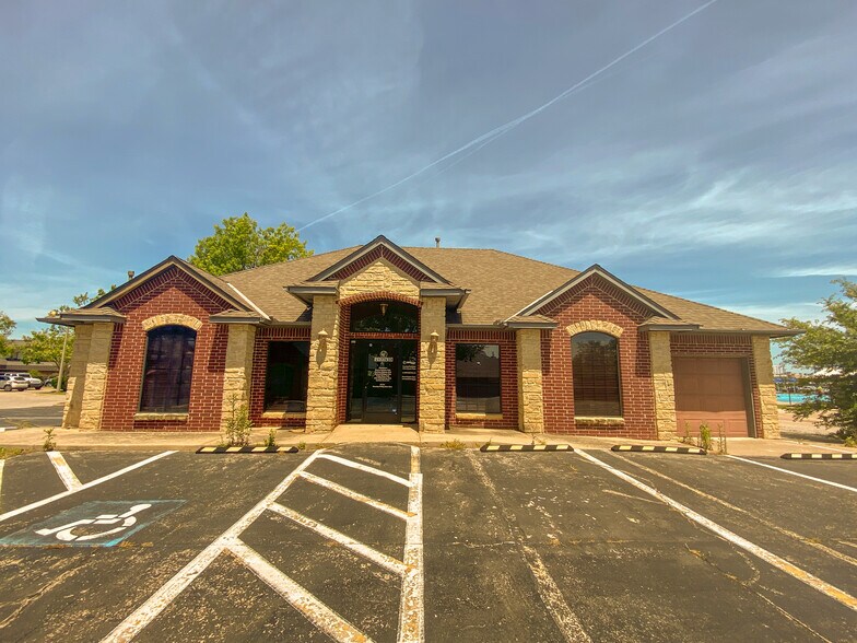 More Photos Of 2400 Palmer Cir, Norman Medical For Lease